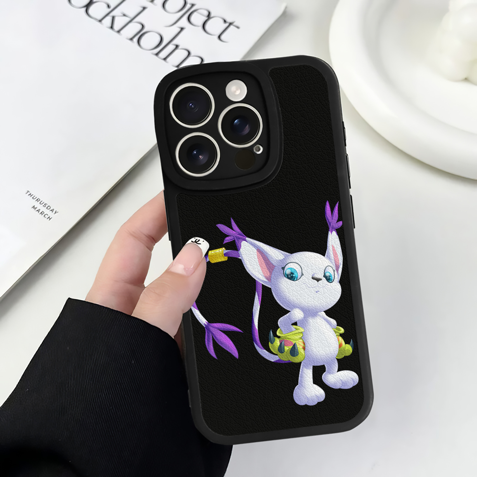 （画像用） Digimon デジタルモンスター/デジモン 【iPhone 16シリーズ対応】シリコンスマホケース（レザー調） 材質：シリコン